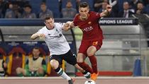 Patrik Schick z AS m a James Milner z Liverpoolu (v blm) bojuj o m.