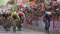 Italsk cyklista Elia Viviani vtz ve spurtu 2. etapy Giro dItalia 2018.