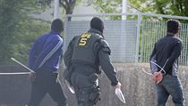 Nmeck policie zatkajc dva mue pi nepokojch v uprchlickm centru v...