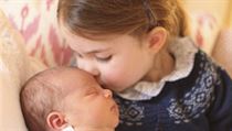 Britská princezna Charlotte na fotce se svým mladším bratrem, novorezeným synem...