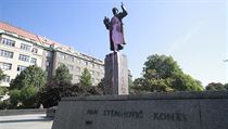R��ovou barvou posprejovan� socha Ivana St�panovi�e Kon�va na n�m�st�...