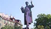 Rovou barvou posprejovan socha Ivana Stpanovie Konva na nmst...