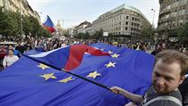 astnci demonstrace s sebou mli i vlajky Evropsk unie, st z nich se pak...