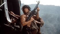 Akční legenda John Rambo (Sylvester Stallone) ve filmu Rambo II (1985). Režie:...