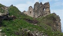 Zřícenina hradu Korlátko z 13. století leží 600 metrů od rozhledny Rozbehy.