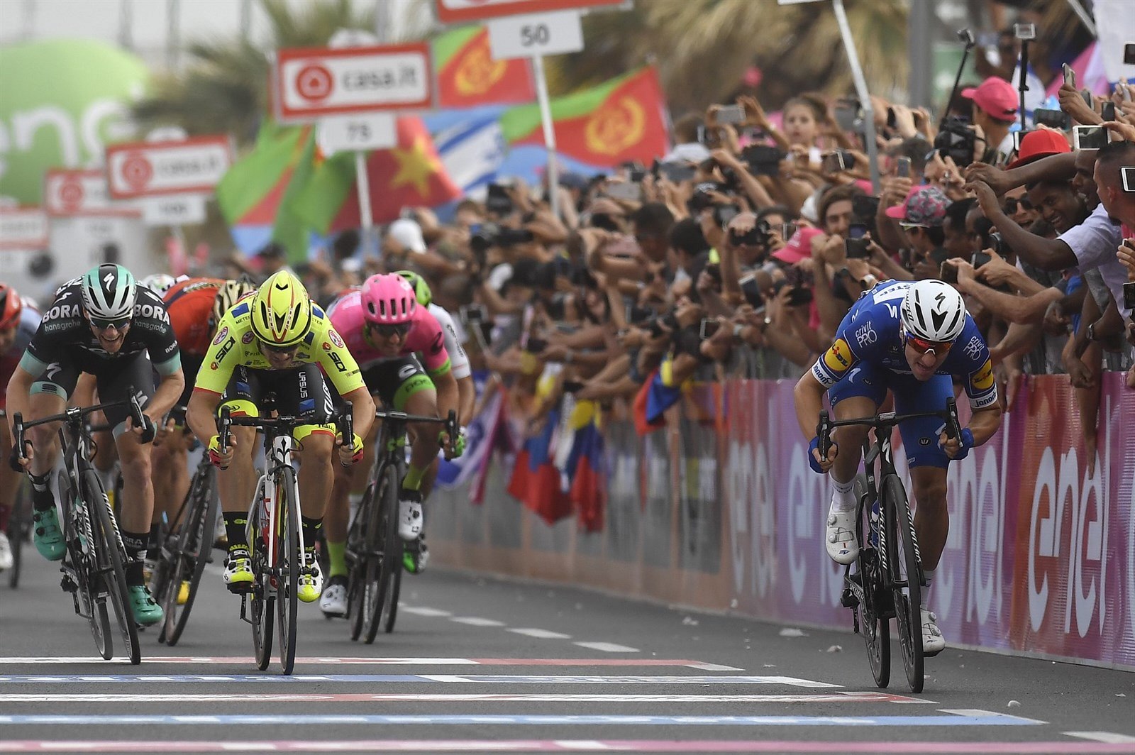 Italský cyklista Elia Viviani vít�zí ve spurtu 2. etapy Giro d�Italia 2018.