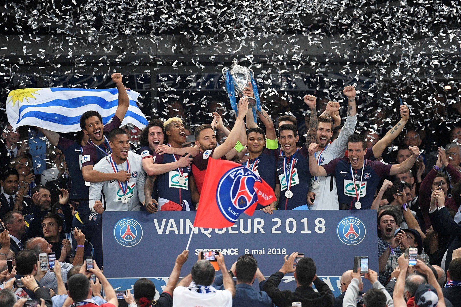 Kapitán Les Herbiers Sebastien Flochon (uprost�ed vlevo) dr�í trofej pro vít�ze...