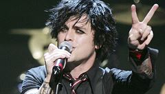 Zpěvák Green Day musel kvůli spuštěným kalhotám opustit letadlo 