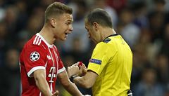Joshua Kimmich z Bayernu mluví s rozhodčím Cuneytem Cakirem při odvetě... | na serveru Lidovky.cz | aktuální zprávy