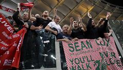Liverpooltí fanouci s transparentem na podporu Seana Coxe, kterého napadli...