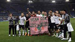 Liverpooltí hrái s transparentem na podporu Seana Coxe, kterého napadli ped...