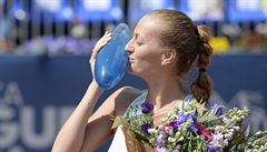 Petra Kvitová s cenou pro vítzku Prague Open.