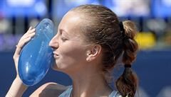 Petra Kvitová s cenou pro vítzku Prague Open.