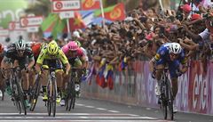 Italský cyklista Elia Viviani vítězí ve spurtu 2. etapy Giro d’Italia 2018. | na serveru Lidovky.cz | aktuální zprávy