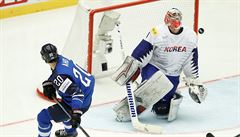 Fin Sebastian Aho p�ekonává branká�e Ji�ní Koree Matta Daltona.