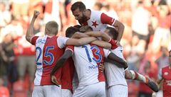 Slavia Praha - Viktoria Plze. Hrái Slavie se radují z gólu.