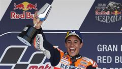 Marc Marquez slaví vítzství ve Velké cen panlska v MotoGP.