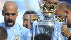Manchester City slaví titul (vlevo Pep Guardiola).
