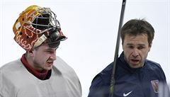 Branká David Rittich (vlevo) a trenér branká Petr Pikryl na tréninku eské...