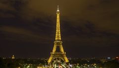 Hasiči zachránili muže, který šplhal po Eiffelově věži. Známou památku museli evakuovat