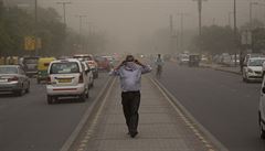 Mu� zakrývající si obli�ej b�hem píse�ná bou�e 2.5.2018 v Novém Dillí.