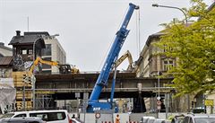 Tká technika v pátek zaala s demolicí viaduktu.