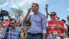 Navalnyj mluví k demonstrantm.