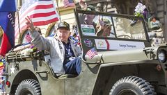 Na snímku je americký veterán George Thomspon v Konvoji svobody.