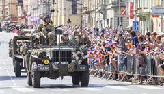 Americký konvoj vítaly v Plzni tisíce lidí po celé trase.