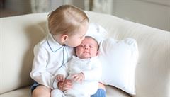 Princ George objímá svou sestru Charlottu.