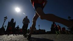 Maratonci pebíhají na Staré Msto.