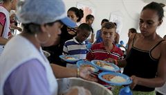 Uprchlíci z Venezuely, které hlad vyhnal a za hranice vlasti, ekají ve front...