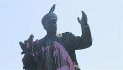 Rovou barvou posprejovaná socha Ivana Stpanovie Konva na námstí...