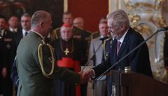 Prezident Milo Zeman jmenoval u píleitosti Dne vítzství est generál.