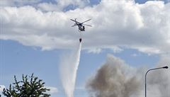 Hasiský vrtulník zasahuje pi poáru haly, který vypukl v praské Hostivai.