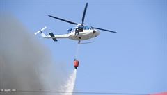 Hasit pomáhá i vrtulník, který vodu vypoutí ze speciálního vaku.
