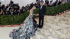 George a Amal Clooney na kadoroní velkolepém kostýmním galaveeru Met Gala.