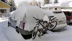 Revelstoke, Britská Kolumbie. Zatím stále vypadáme jako blázni! S kolem na aut�...