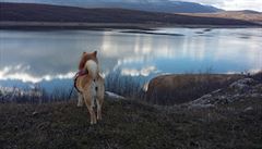 ejmi se rozhlíí pes jezer Peruko.