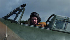Iwan Rheon jako polský pilot Jan Zumbach. Snímek Hurricane (2018). Reie: David...