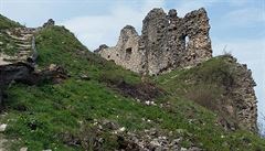 Zícenina hradu Korlátko z 13. století leí 600 metr od rozhledny Rozbehy.