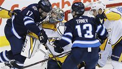 Momentka ze tvrtého zápasu play off NHL mezi Winnipegem a Nashvillem.