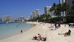 Lidé odpoívající na plái Waikiki v Honolulu jet den ped výbuchem sopky....