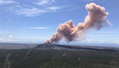 Místní obyvatelé popisují v médiích erupce lávy, která podle nkterých tryská...