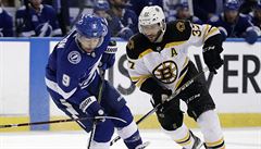 Centr Tampy Bay Lightning Tyler Johnson (v modrém) v souboji s bostonským...