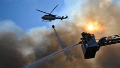 Policejní vrtulník a hasii zasahují u poáru v praské Hostivai.