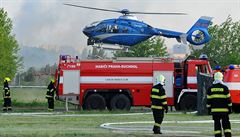 Policejní vrtulník a hasii pi poáru skladit v praské Hostivai.