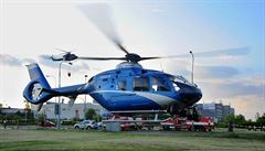 Policejní vrtulník zasahuje pi poáru skladit v praské Hostivai.