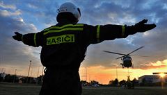 Hasii koordinují pistání policejního vrtulníku pi poáru v praské Hostivai.