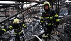 Odhad škody po požáru haly v Hostivaři je 45 milionů korun, hasiči stále zasahují